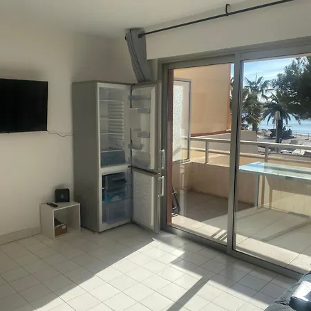 Apartment Front De *