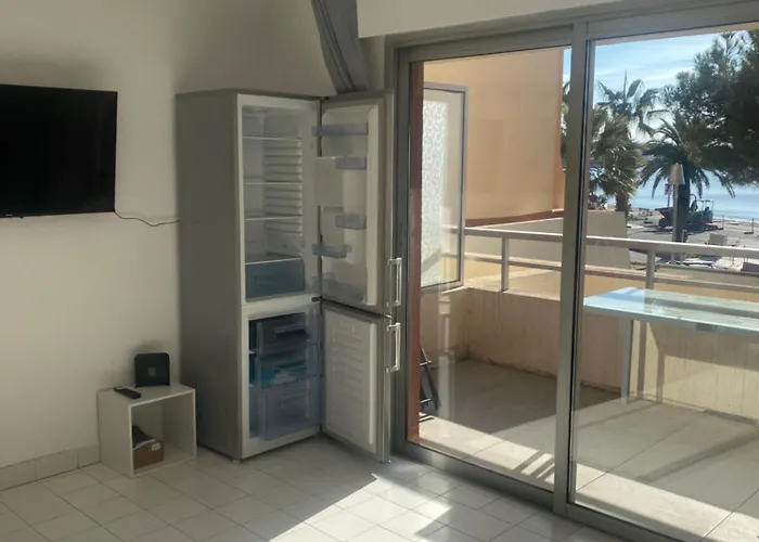Apartment Front De *